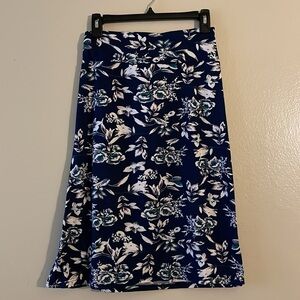 Women skirt, size M-L, colors blue, white and green. Excellent condition.